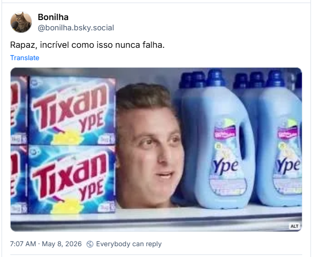 Post de Bonilha (@bonilha.bsky.social): Rapaz, incrível como isso nunca falha. ( post contém imagem da cabeça do Luciano Huck numa prateleira entre os produtos sabão em pó Tixan Ypê e amaciantes de roupas Ypê.)