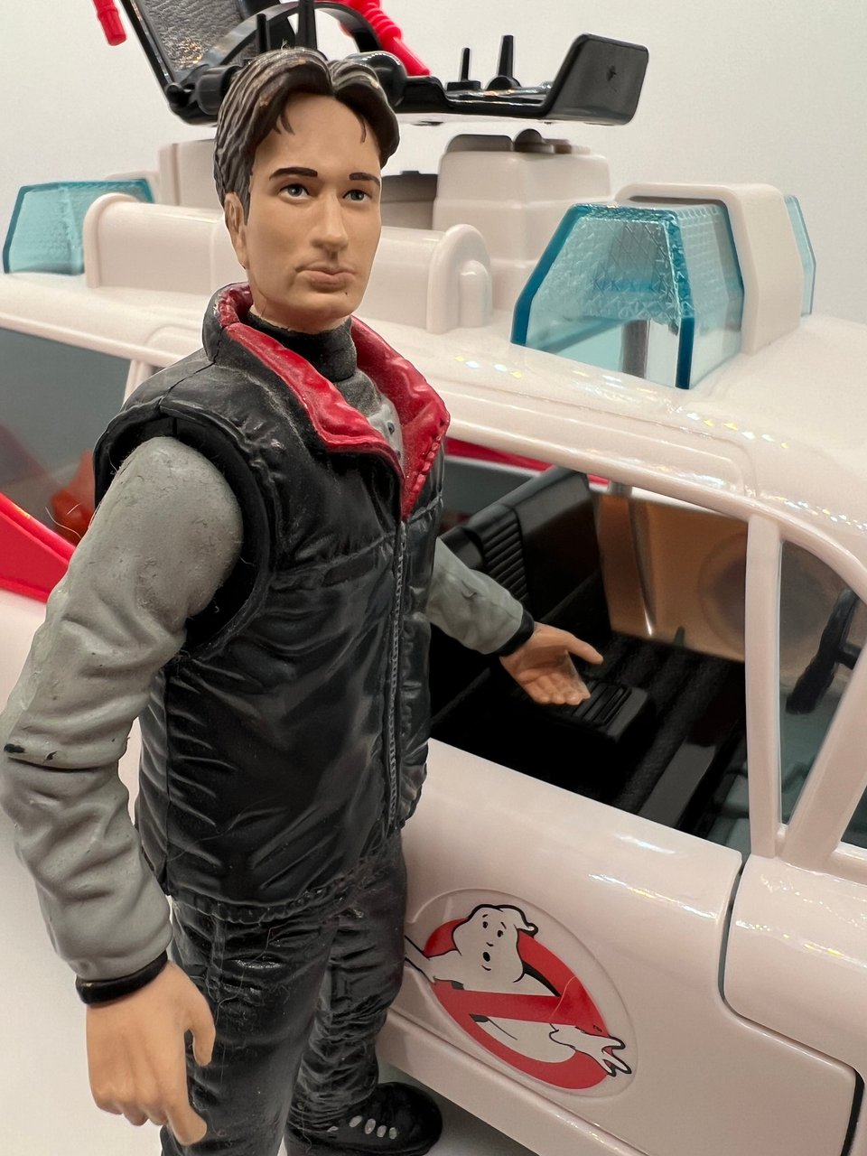 Fox Mulder stands next to ECTO-1