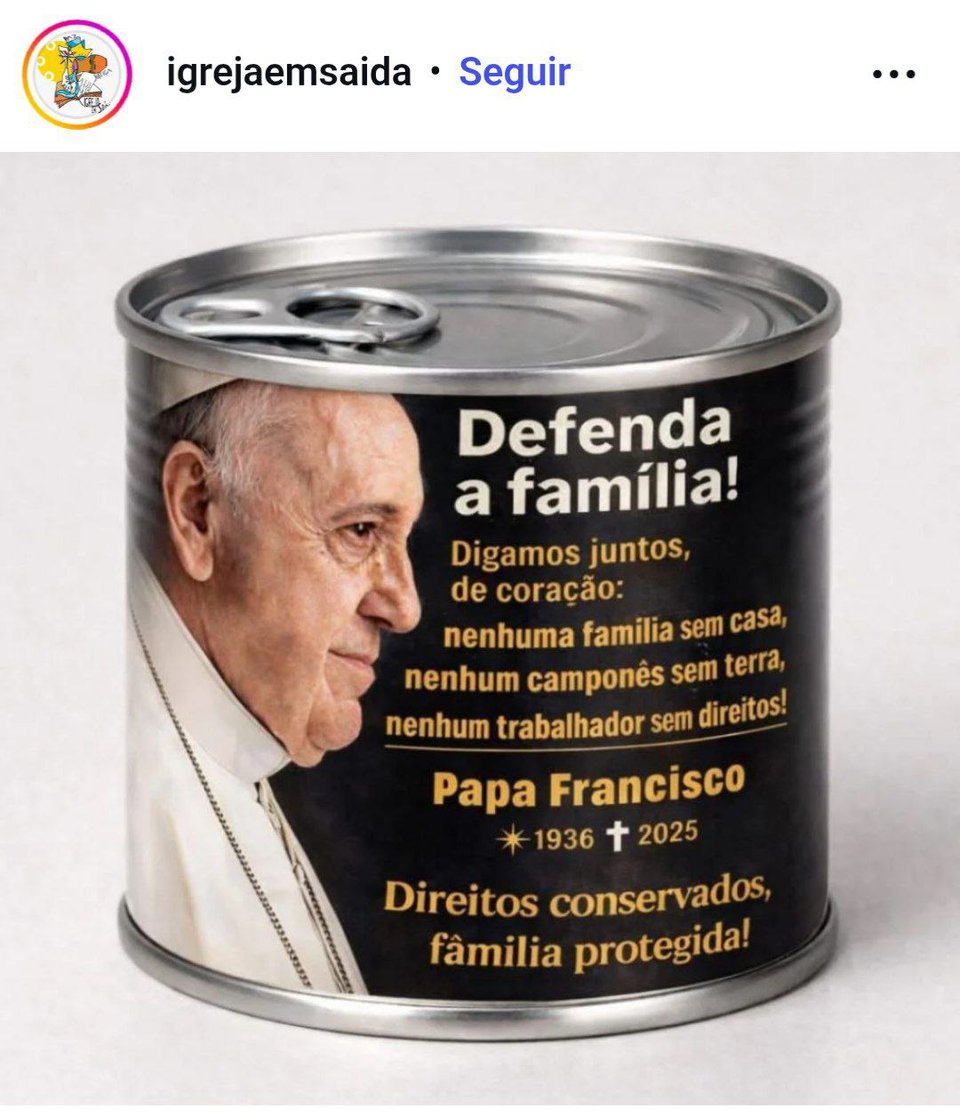 Esta imagem apresenta uma lata de conserva prateada com um rótulo preto que traz a foto de perfil do Papa Francisco à esquerda e diversos dizeres à direita. No topo, lê-se em destaque "Defenda a família!", seguido pelo convite: "Digamos juntos, de coração: nenhuma família sem casa, nenhum camponês sem terra, nenhum trabalhador sem direitos!". Abaixo do nome do pontífice, aparecem as datas "1936 ✝ 2025", indicando uma homenagem póstuma, e a frase final na base do rótulo afirma: "Direitos conservados, família protegida!". A montagem faz parte de uma resposta de setores cristãos a um desfile de Carnaval de 2026 que utilizou a estética de "famílias em conserva" de forma crítica, ressignificando o objeto para simbolizar a preservação de valores e direitos sociais. Acima aparece a foto do perfil igrejaemsaida no instagram.