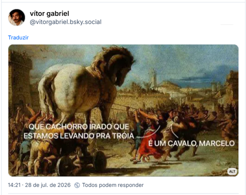 Post de vítor gabriel (@vitorgabriel.bsky.social): (Pintura de Giovanni Battista, A Procissão do Cavalo de Tróia, feita em 1760. Feita em óleo, retratando o momento em que várias pessoas puxando um cavalo gigante e o levam para dentro das muralhas. Aqui, adicionei dois balões entre troianos conversando:
- Que cachorro irado que estamos levando pra Tróia.
- É um cavalo, Marcelo.
Em referência ao assunto da skyline do dia, onde um rapaz erra a descrição de um cavalo e confunde com um cachorro.)