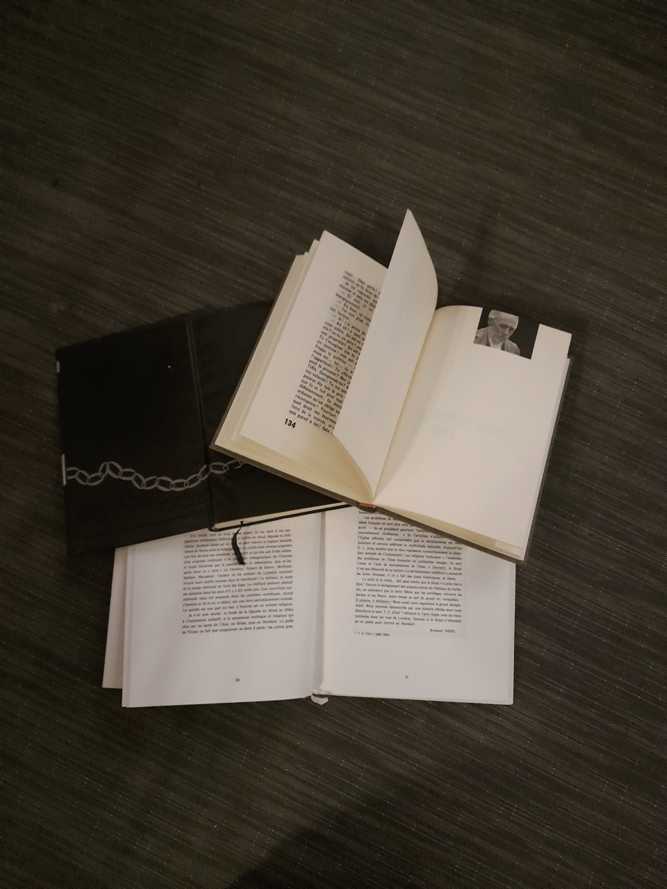 trois livres ouverts