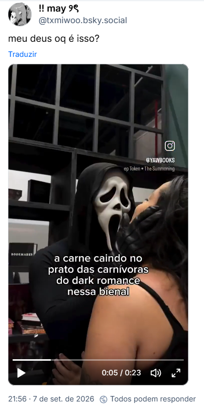 Post de !! may ୨ৎ (@txmiwoo.bsky.social): meu deus oq é isso? (video do Ghostface na Bienal)
