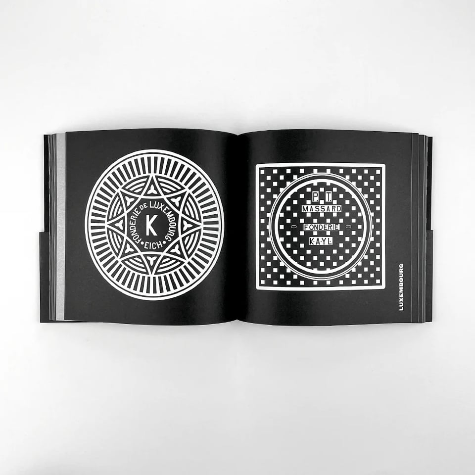 Vista interior do libro Manhole Covers.
