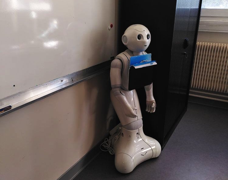 Un robot dans une salle portant des documents