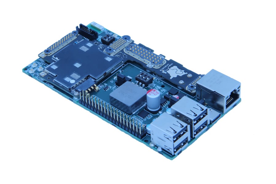 Micro-ordinateurs où l'on voit des composants de smartphones