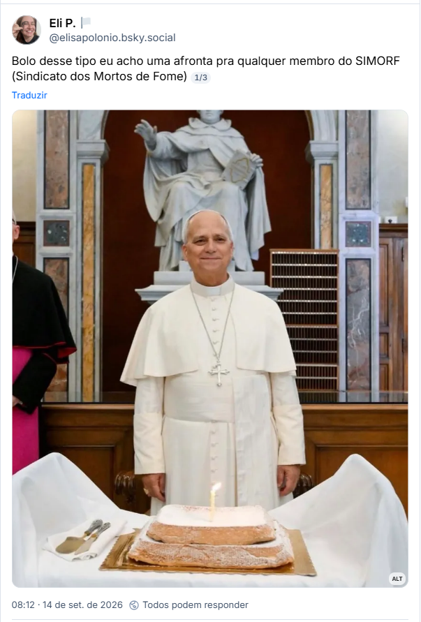 Post de Eli P. 🏳️ (@elisapolonio.bsky.social): Bolo desse tipo eu acho uma afronta pra qualquer membro do SIMORF (Sindicato dos Mortos de Fome)
(imagem de Sua Santidade fazendo pose de aniversário em frente a um naked cake sem vergonha que parece dois pães de ló assados em forma quadrada e desenformados um em cima do outro. Tudo seco, sem recheio, sem cobertura)