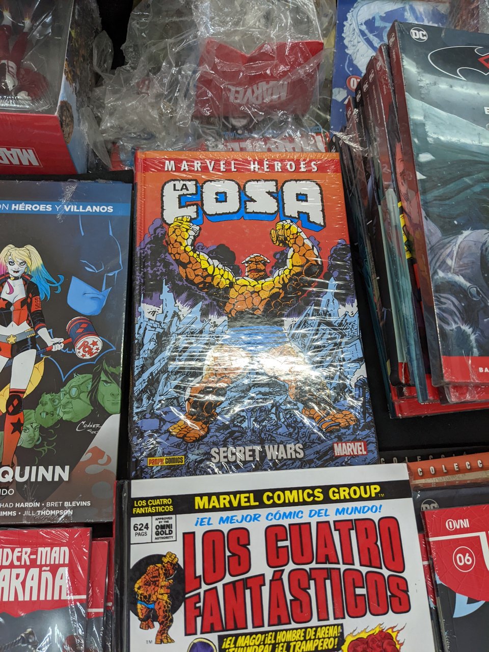 Covers of various Marvel comics in Spanish.