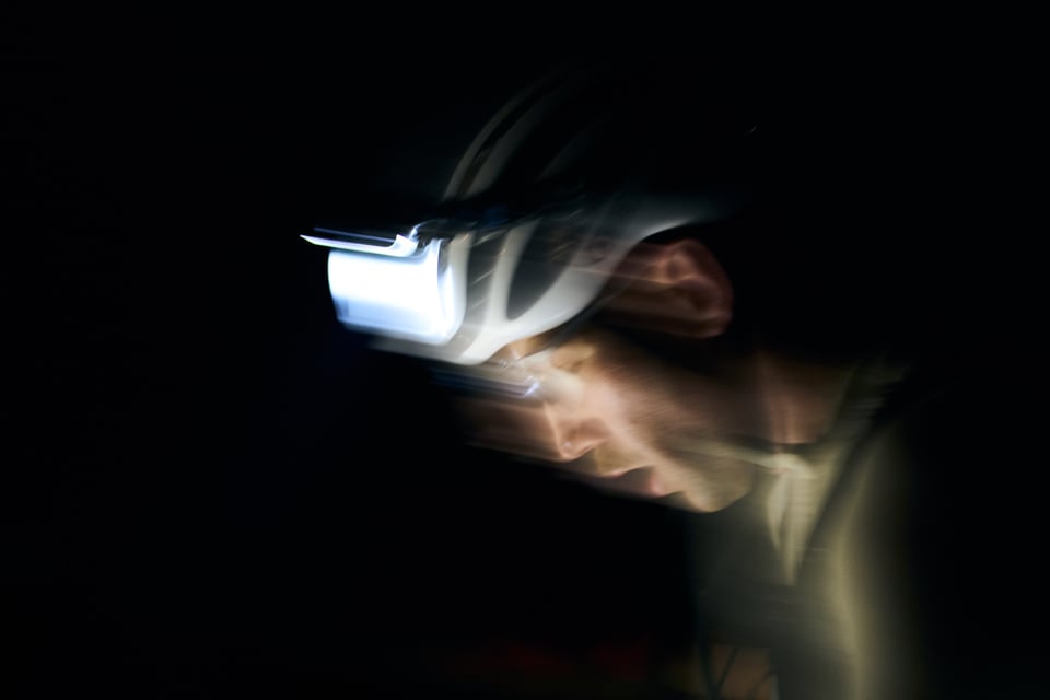 Ein Gravel Fahrer bei Nacht