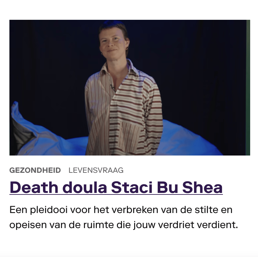 An image of Staci posing in a striped shirt in the set for the video "Hoe rouw je?" by Brainwash. The text reads "Death doula Staci Bu Shea. “Een pleidooi voor het verbreken van de stilte en opeisen van de ruimte die jouw verdriet verdient. [EN: A plea to break the silence and claim the space your grief deserves.]”