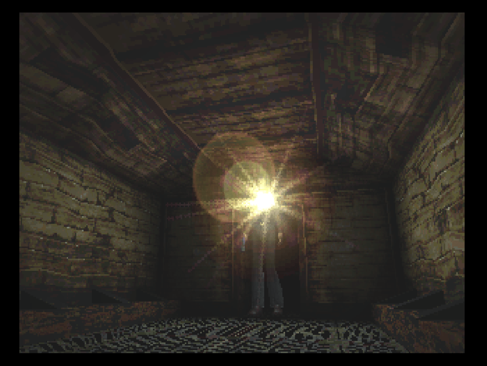 Harry de Silent Hill em uma sala escura, com a lanterna apontando em direção a câmera.