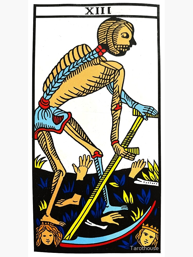Arcano XIII no baralho de Marselha. Nesse deck, a carta não tem um nome. Nela, vemos uma figura esquelética com uma foice, como se estivesse ceifando o que está na terra. No chão, folhas, mãos, pés e duas cabeças, como se tivessem sido despedaçadas pela foice