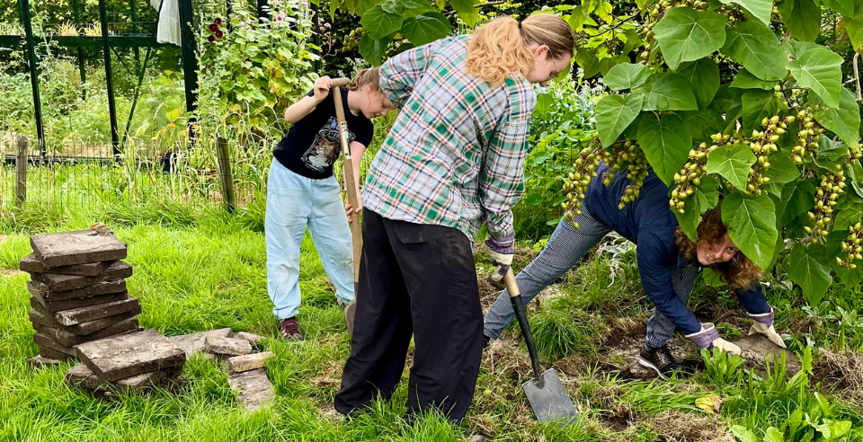 Drie vrijwilligers hard aan het werk
