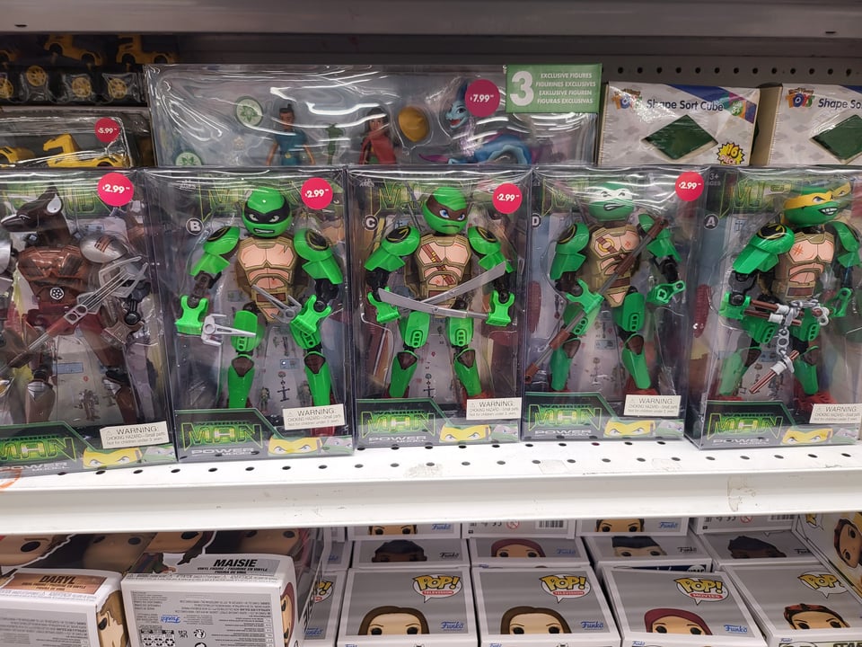 A lineup of bootleg Teenage Mutant Ninja Turtles toys called "Warrior Man". It features knock-off versions of all 4 turtles and Splinter in almost Bionicle style.