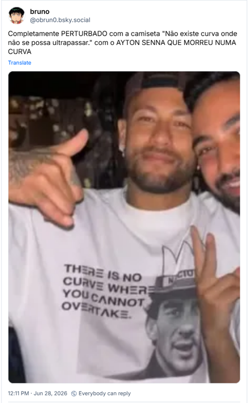 Post de bruno (‪@obrun0.bsky.social‬): Completamente PERTURBADO com a camiseta "Não existe curva onde não se possa ultrapassar." com o AYTON SENNA QUE MORREU NUMA CURVA (foto de Neymar usando a camiseta que exibe uma estampa com foto de Ayrton Senna e o texto: "There is no curve where you cannot overtake" citada no post)