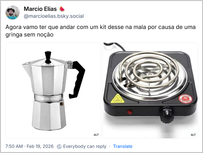 Post de Marcio Elias 🍉 (‪@marcioelias.bsky.social‬) com o texto: 

“Agora vamo ter que andar com um kit desse na mala por causa de uma gringa sem noção”

Seguido da imagem de uma cafeteira italiana e um fogão elétrico pequeno