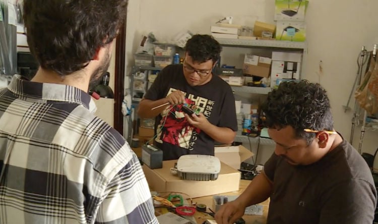 3 personnes dans un fablab
