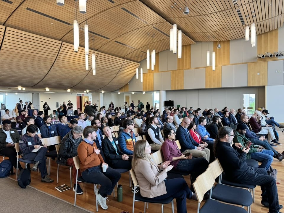 An image showing hundreds of people in attendance at Transit Forum