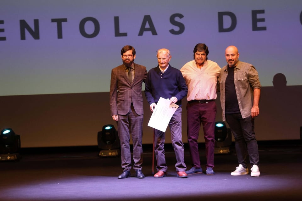 O señor Ricardo Fontoira recollendo o seu premio