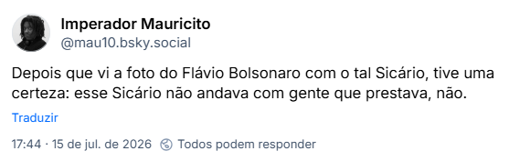 Post de Imperador Mauricito (@mau10.bsky.social): Depois que vi a foto do Flávio Bolsonaro com o tal Sicário, tive uma certeza: esse Sicário não andava com gente que prestava, não.