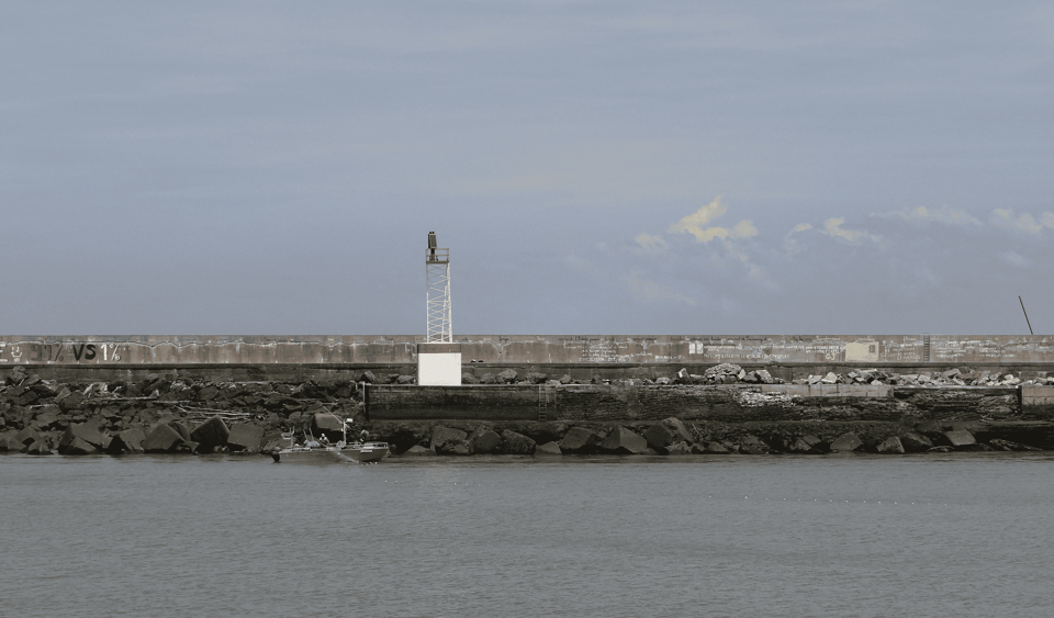 Filet dérivant en action de pêche sur l'Adour dans le port de Bayonne en 2019
