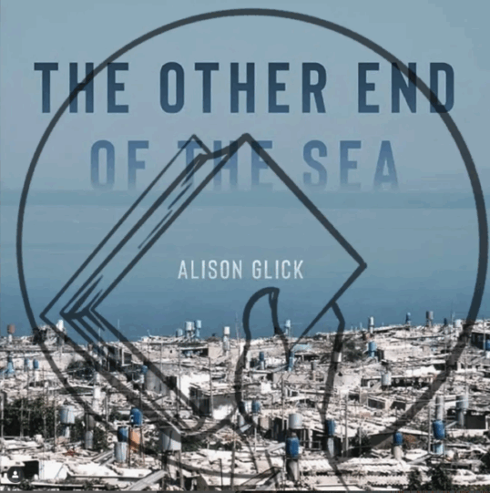 Et photo av coveret på boka "The other end of the sea" av Alison glick. Bildet er utsikten fra en høy bygning i Gaza med havet i bakggrunnen og tett i tett med midlertidige bygninger med vanntanker på taket.