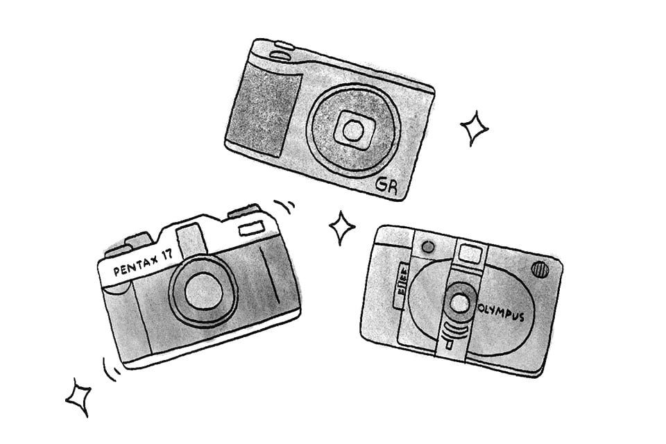 Dibujo de tres cámaras: Pentax 17, Ricoh GR 3x y Olympus XA2.
Drawing of three cameras: Pentax 17, Ricoh GR 3x, and Olympus XA2.