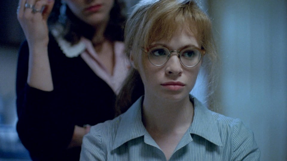 Adrienne Shelly in Trust, in close-up