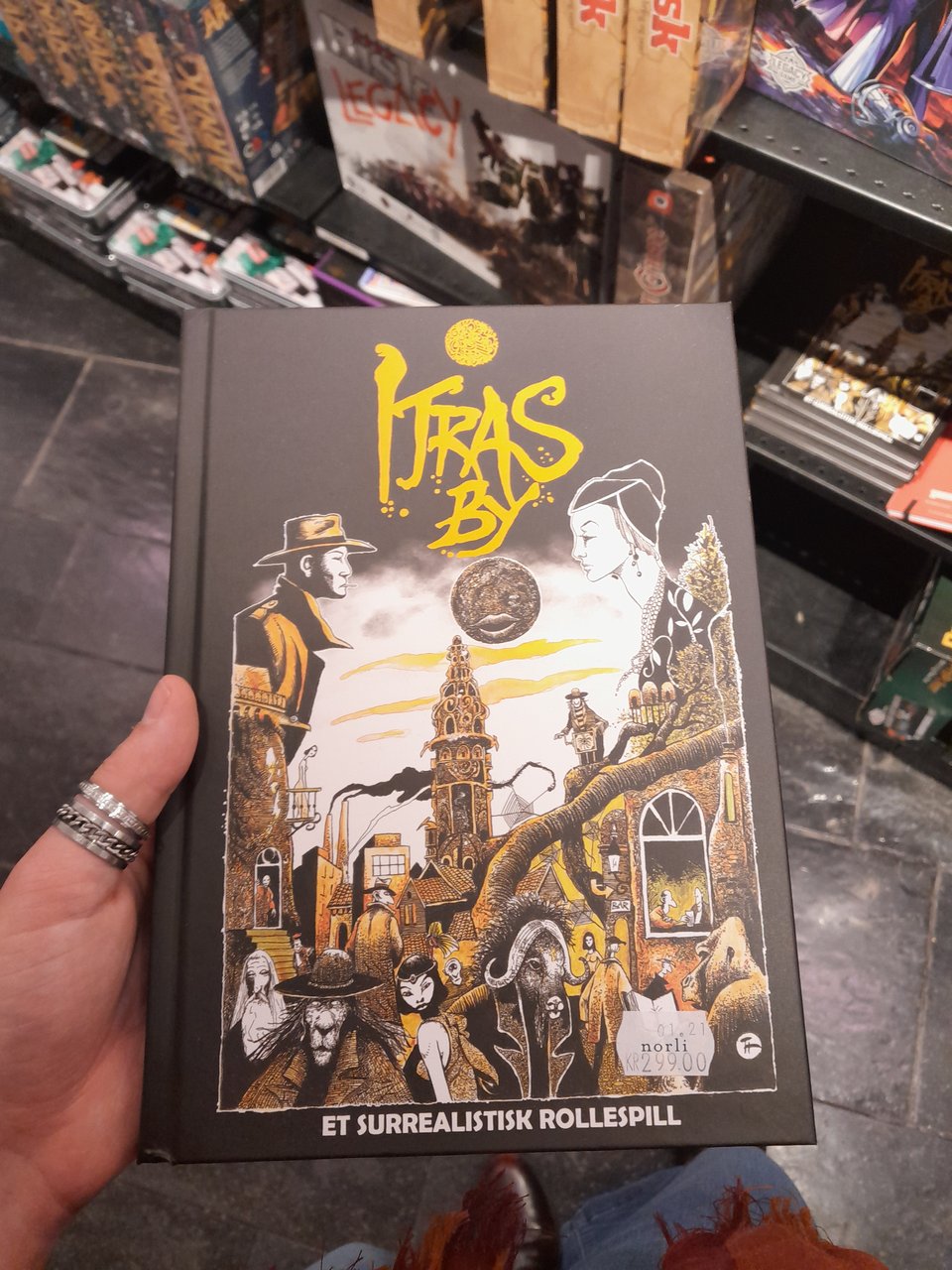 Couverture de itras by en nuance de noir jaune et blanc avec un style surealiste