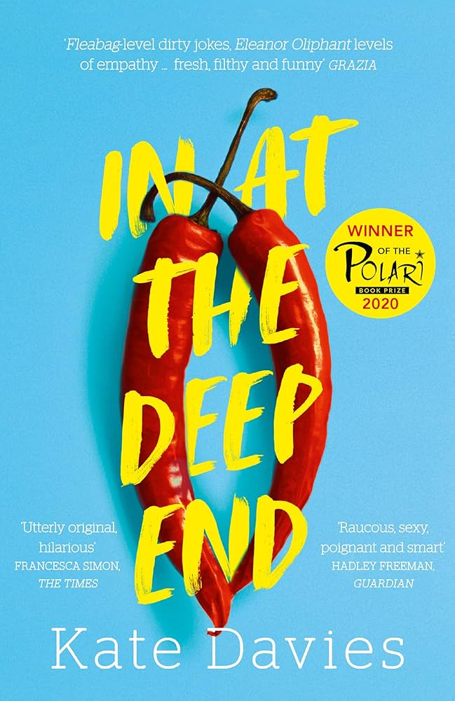 La couverture de In at he deep end. Le titre est en jaune, le fond est bleu et on voit des piments sur la pghoto