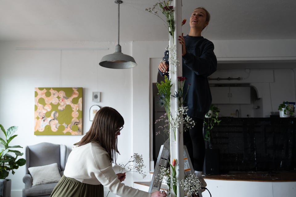Lizzie and Halie decorating a pillar.