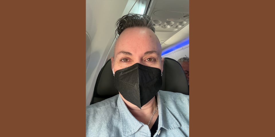 Leoh wearing a black face mask on a flight to Los Angeles