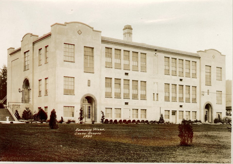 Edmonds’ grade school (which became part of today’s Frances Anderson Center) in 1930. Edmonds Historical Museum collection.