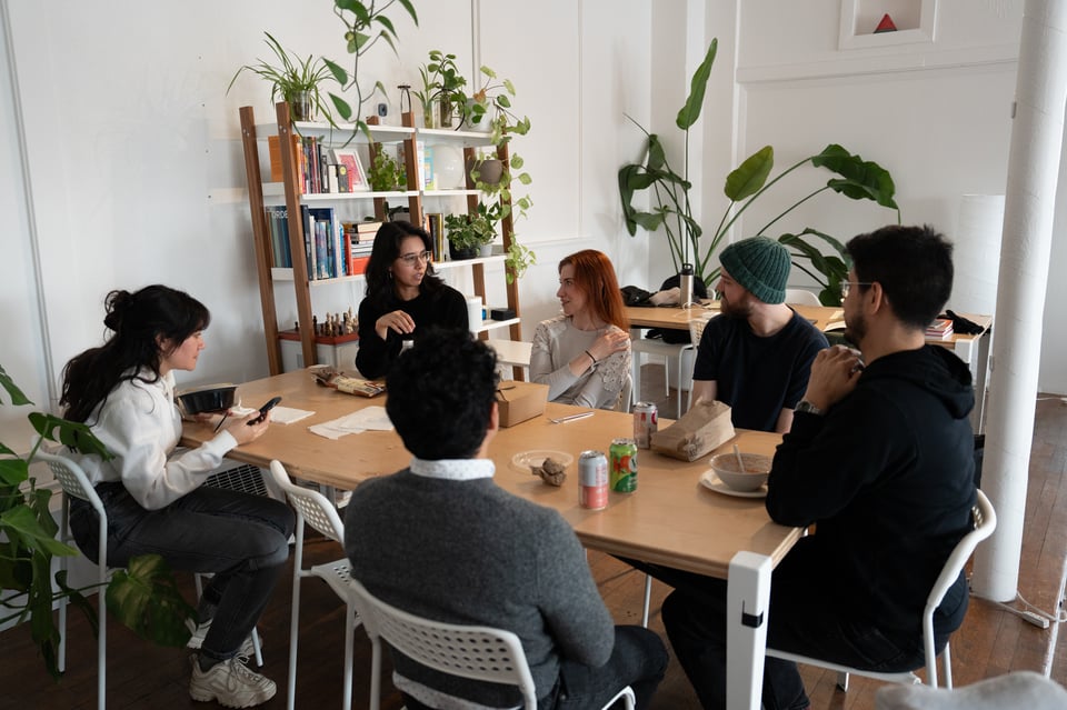 A group around a table eating lunch.