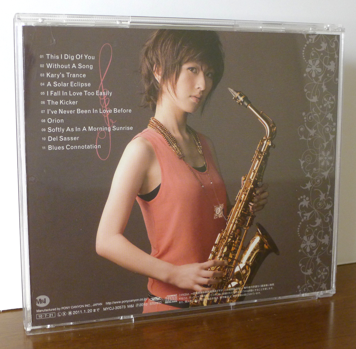 Back cover of CD “/Struttin’/” by Ayumi Koketsu