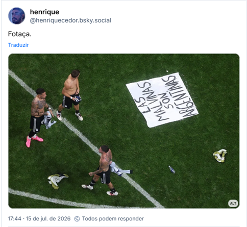 Post de henrique (@henriquecedor.bsky.social): Fotaça. (foto de jogadores argentinos descamisados e um "trapo" da torcida escrito LAS MALVINAS SON ARGENTINAS.)