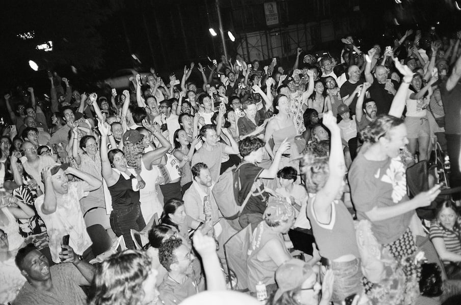 new yorkers celebrate a new york knicks win