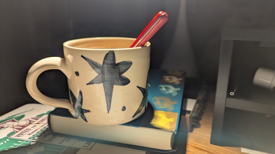 Foto de una taza preciosa con estrellas azules.