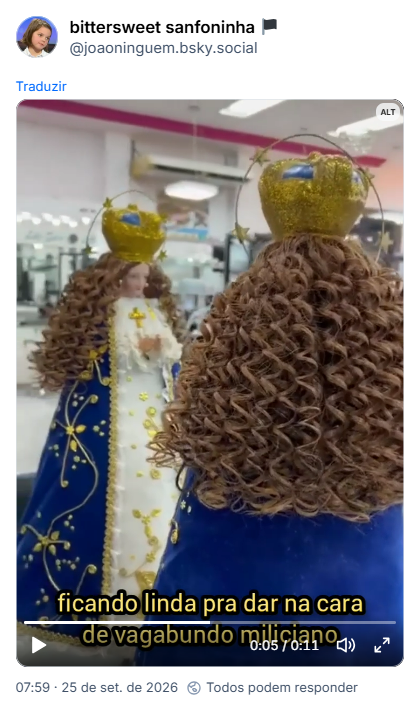 Post de bittersweet sanfoninha 🏴 (@joaoninguem.bsky.social): (vídeo de uma imagem de Nossa Senhora em um salão de beleza, tendo o cabelo lavado e cuidado para ficar todo lindo cacheado., com legenda dizendo “ficando linda pra dar na cara de vagabundo miliciano”)