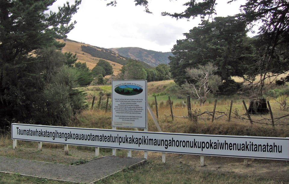 A sign in Taumatawhakatangihangakoauauotamateaturipukakapikimaungahoronukupokaiwhenuakitanatahu showing the name of Taumatawhakatangihangakoauauotamateaturipukakapikimaungahoronukupokaiwhenuakitanatahu.
