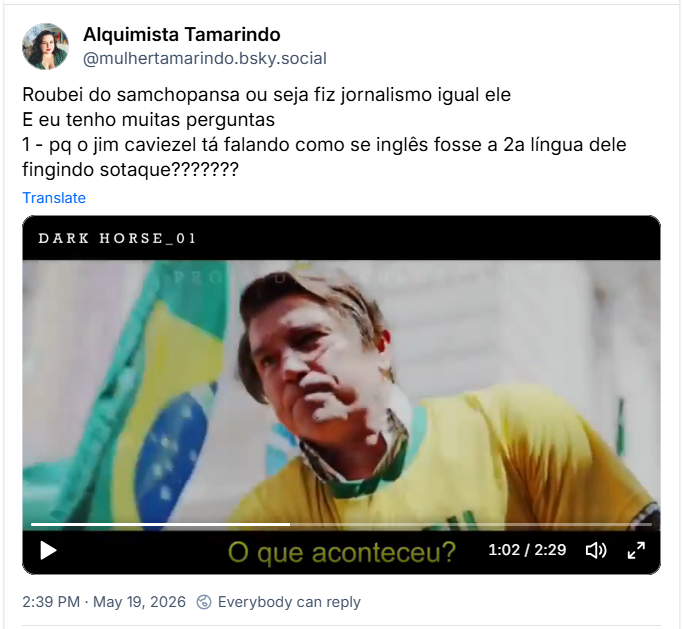 Post de Alquimista Tamarindo (‪@mulhertamarindo.bsky.social‬): Roubei do samchopansa ou seja fiz jornalismo igual ele
E eu tenho muitas perguntas
1 - pq o jim caviezel tá falando como se inglês fosse a 2a língua dele fingindo sotaque??????? (post contém video)