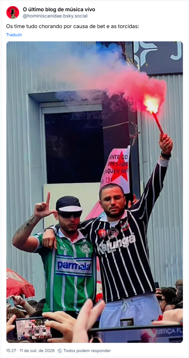 Post de O último blog de música vivo (@hominiscanidae.bsky.social): Os time tudo chorando por causa de bet e as torcidas: (imagem em ato pela democracia e pró-Lula, com dois torcedores, um com camisa do Corinthians e outro com camisa do Palmeiras, se abraçando)