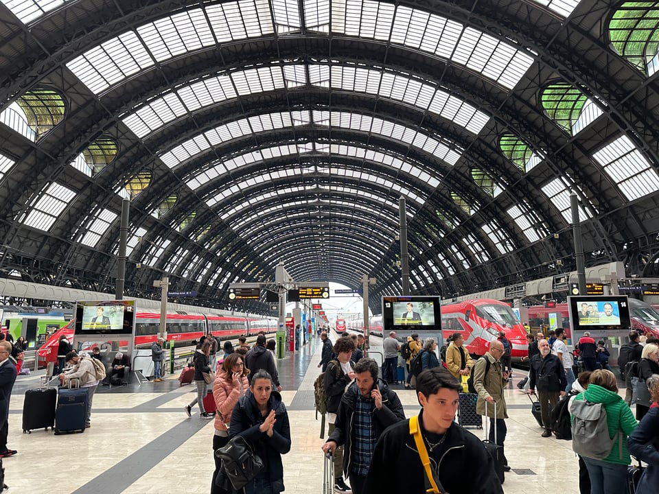 photo of the train platforms and arching roof at Milano Centrale