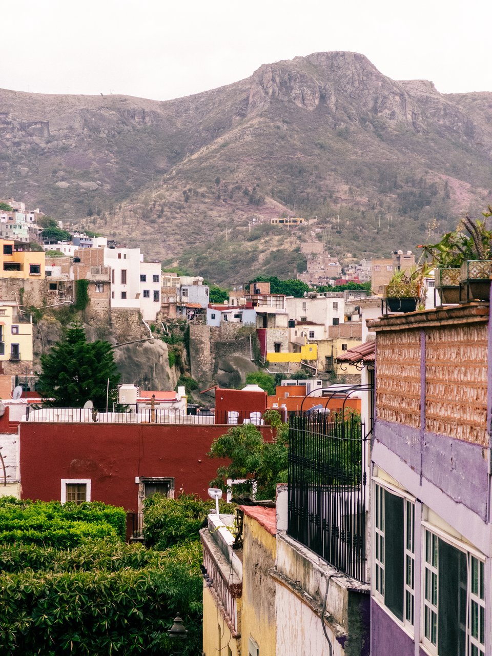 Photo of mountains and terraced buildings in Guanajuato, Mexico