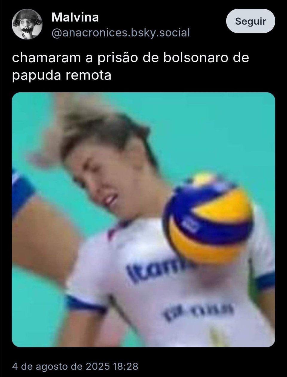 Imagem mostra post da @anacronices com uma foto de uma jogadora de volei no momento que leva uma bolada na cara e o texto: “chamaram a prisão de bolsonaro de papuda remota
