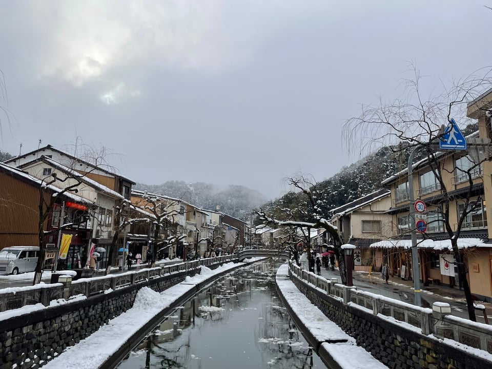 A river bisects a small touristy village.