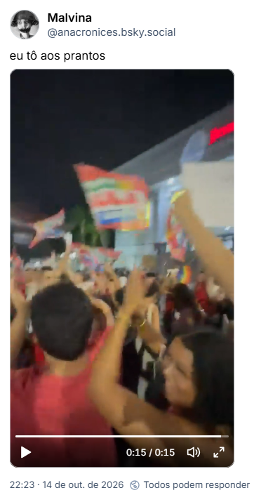 Post de Malvina (@anacronices.bsky.social): eu tô aos prantos (video de trabalhadora de rede de fast food atravessando avenida em frente ao drive thru para se juntar a ato público e empunhar bandeira de Lula, comemorando mais essa vitória e direito conquistado)