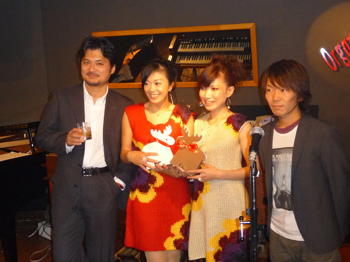The band Hiroma with Hiroco Nagano (vocals), Maki Kikuchi (vocals), and Shigeru Kawashima (piano) at Organ Jazz Club Abecafe in December 2010