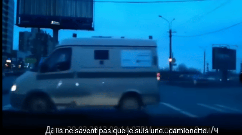 Une camionette sur un passage piéton