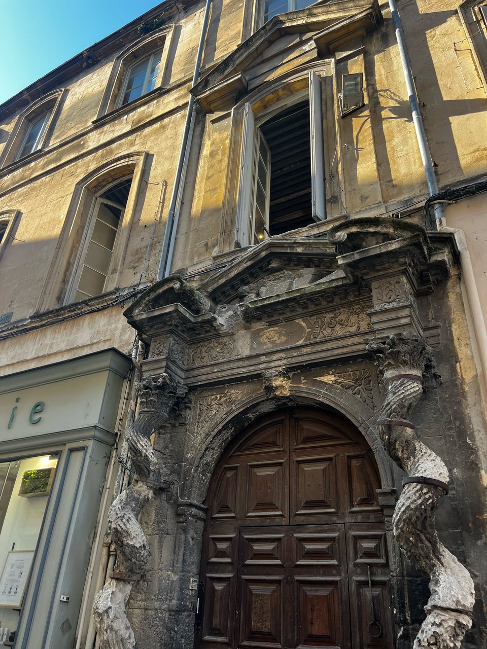 Invitation : Il restera la gravité, Arles