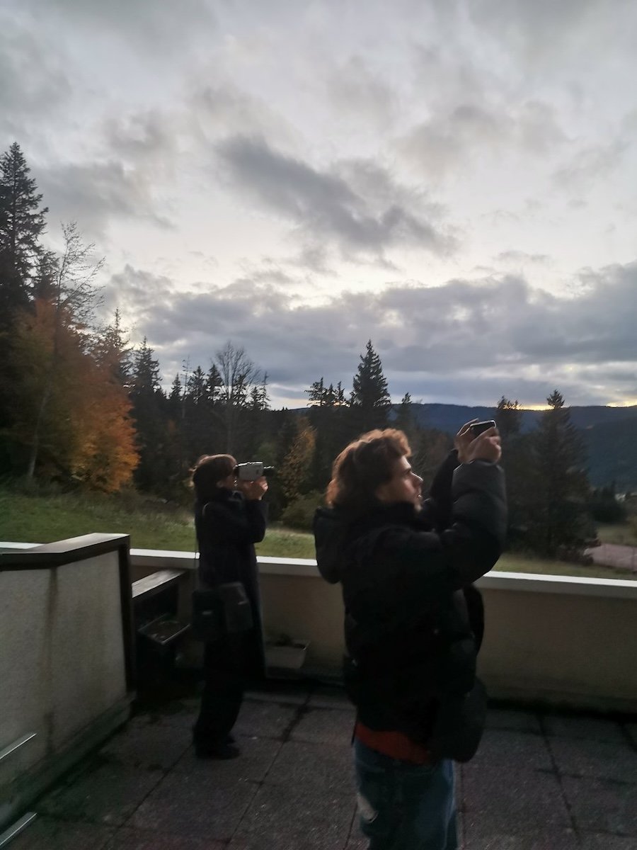 Deux personnes qui prennent des photos de montagne